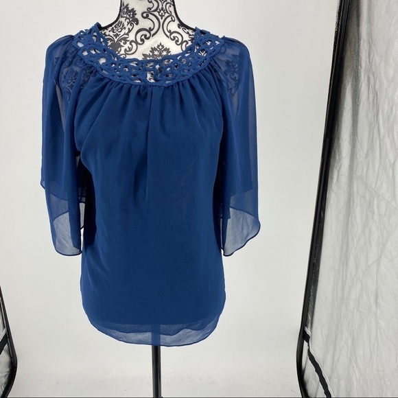 Robbi & Nikki blue crochet trim flutter sleeve top lightweight summer Flowy - Picture 4 of 10